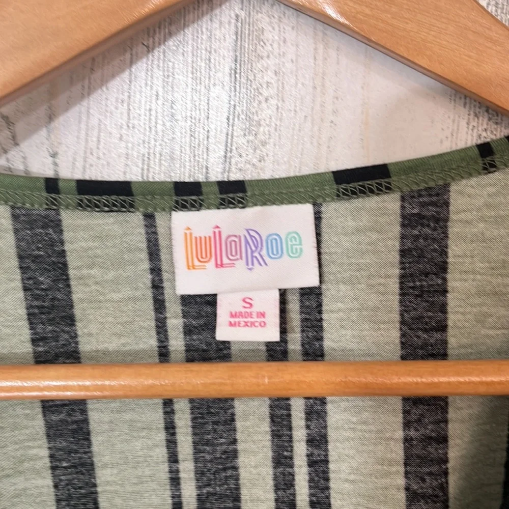 A2- Size small - Tee - LULAROE